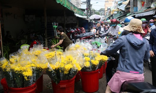 Chiều 30 Tết dòng người vẫn đổ về chợ hoa cắt cành lớn nhất TPHCM, các tiểu thương tại chợ hoa này năm nay "được mùa gặt". Ảnh: Huân Cao