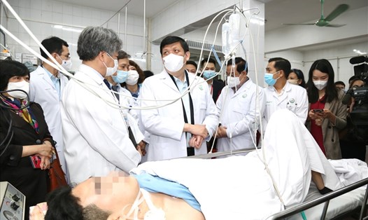 Bộ trưởng Bộ Y tế thăm hỏi các bệnh nhân cấp cứu tại Bệnh viện Việt Đức. Ảnh: BVCC
