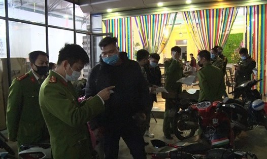 Các lực lượng chức năng đang kiểm tra quán karaoke ở huyện Tân Lạc, Hòa Bình. Ảnh: N.T