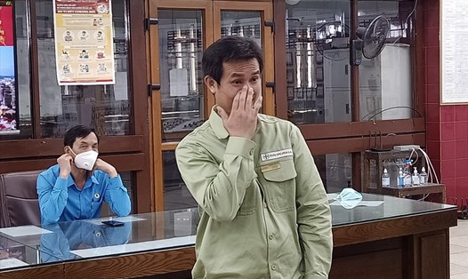 Anh Nguyễn Xuân Hùng đã rơi nước mắt khi được hình thấy những hình ảnh thân thương của vợ con. Ảnh: Diệu Thuý