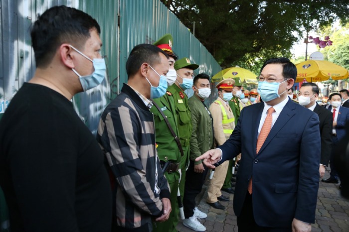 Bí thư Thành ủy Vương Đình Huệ cùng lãnh đạo Thành phố động viên cán bộ, chiến sĩ Tổ công tác 141 Công an Thành phố. Ảnh: HNP