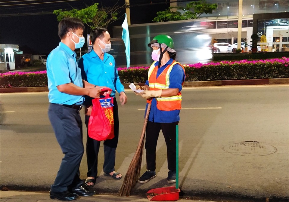 Liên đoàn Lao động tỉnh Bình Phước tặng quà cho công nhân vệ sinh đêm giao thừa khiến nhiều người xúc động.Ảnh: Văn Sơn