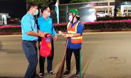 Liên đoàn Lao động tỉnh Bình Phước tặng quà cho công nhân vệ sinh đêm giao thừa khiến nhiều người xúc động.Ảnh: Văn Sơn