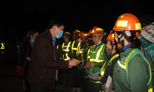 Ông Kha Văn Tám – Chủ tịch LĐLĐ tỉnh Nghệ An tặng quà cho công nhân đang vệ sinh đường phố đêm giao thừa. Ảnh: Thanh Tùng