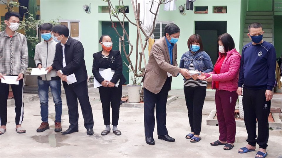 Ông Nguyễn Văn Cảnh, Chủ tịch Liên đoàn Lao động tỉnh Bắc Giang trao quà Tết tới công nhân nhà trọ. Ảnh: Phương Thảo
