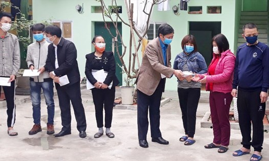 Ông Nguyễn Văn Cảnh, Chủ tịch Liên đoàn Lao động tỉnh Bắc Giang trao quà Tết tới công nhân nhà trọ. Ảnh: Phương Thảo