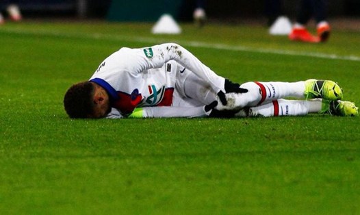 Cứ trước giai đoạn Champions League trở lại, Neymar lại dính chấn thương. Ảnh: AFP