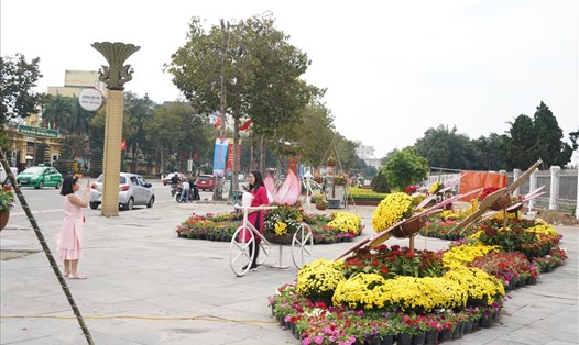 Một góc đường hoa xuân tại Quảng trường Hồ Chí Minh (TP. Vinh-Nghệ An). Ảnh: Quang Đại