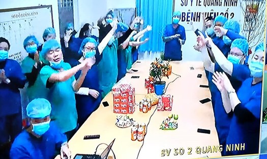 Các bác sĩ tại Bệnh viện số 2 Quảng Ninh đón Giao thừa. Ảnh: Trần Minh/Bộ Y tế