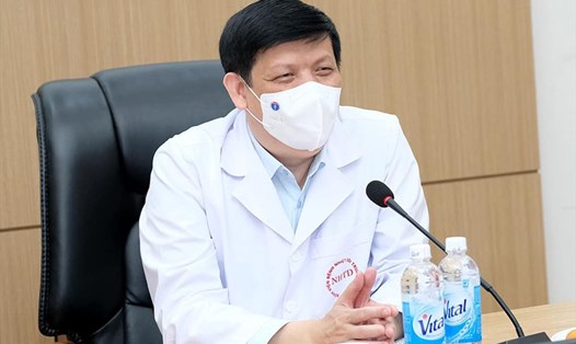 Bộ trưởng Bộ Y tế Nguyễn Thanh Long đón Giao thừa trong Bệnh viện Bệnh Nhiệt đới Trung ương, chúc Tết y bác sĩ trên toàn tuyến. Ảnh: Bộ Y tế cung cấp