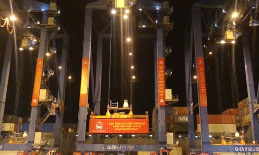 Container đầu tiên thông qua cảng Tân Cảng-Cát Lái ngày 30 Tết Tân Sửu 2021.  Ảnh: T.C
