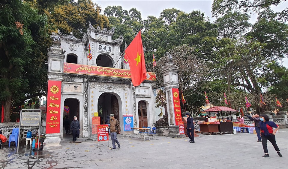 Đền Quán Thánh - lúc gần 8h sáng mùng 1 Tết, người dân đi lễ còn thưa thớt. Ảnh: V.Dũng.