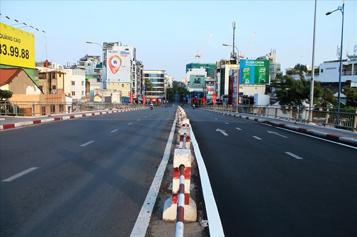 Đường phố TPHCM vắng lặng ngày mùng 1 Tết Tân Sửu 2021