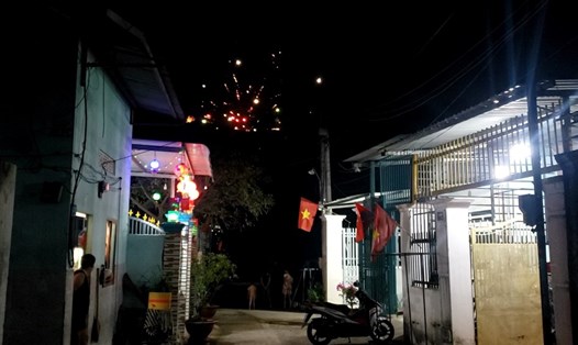 Đốt pháo trong đêm giao thừa tại TP.Biên Hoà, Đồng Nai. Ảnh: Hà Anh Chiến