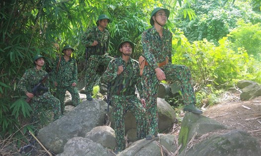 Lực lượng biên phòng Đồn Biên phòng Đắc Pring, huyện Nam Giang kiểm soát đường biên. Ảnh: Thanh Chung
