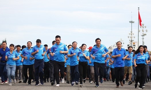Hơn 1.200 người tham gia chạy hưởng ứng lễ phát động Ngày chạy Olympic vì sức khỏe toàn dân và Giải Việt dã tỉnh Nghệ An năm 2020. Ảnh: Trung Kiên