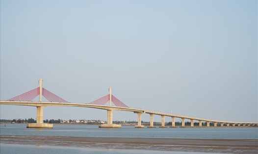 Cầu Cửa Hội bắc qua sông Lam có tổng chiều dài 5.271km nối phường Nghi Hải, TX.Cửa Lò (Nghệ An) với xã Xuân Trường, huyện Nghi Xuân (Hà Tĩnh). Ảnh: Quang Đại
