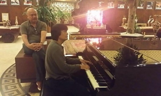 Tác giả và ca sĩ Quang Lý (ngồi đàn) trong một chuyến đi biểu diễn ở Huế