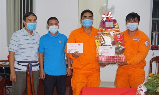 Đoàn công tác LĐLĐ tỉnh đến thăm và trao quà cho các đơn vị. Ảnh LĐLĐ Tây Ninh cung cấp