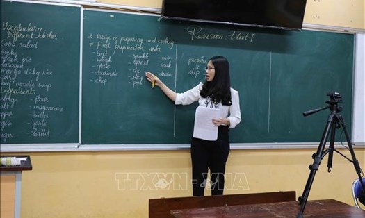 Giáo viên trường THCS Nguyễn Đăng Đạo, thành phố Bắc Ninh giảng bài trực tuyến cho học sinh học tại nhà. Ảnh: Thanh Thương /TTXVN