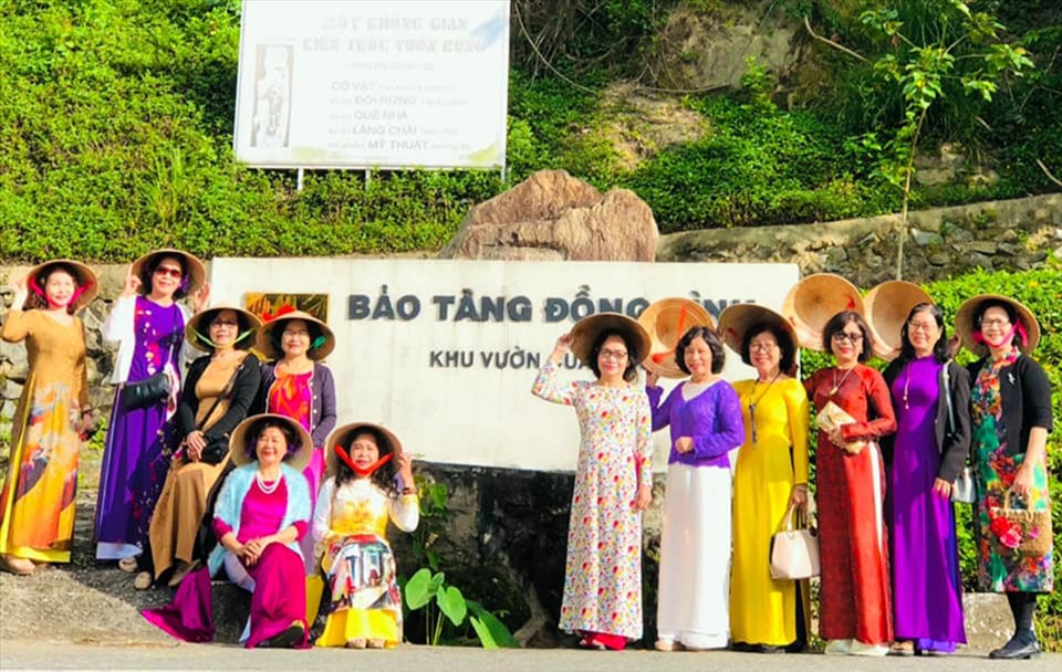 Du khách Đà Nẵng trải nghiệm chính điểm đến du lịch của Đà Nẵng.