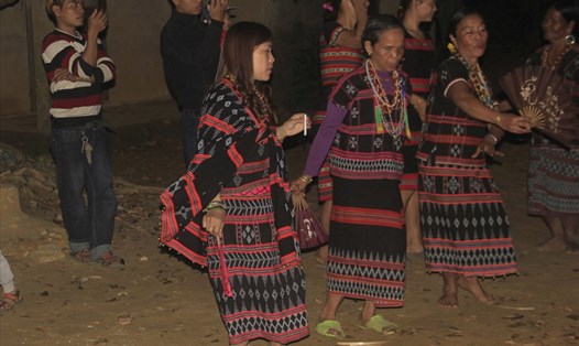 Người đồng bào thiểu số Pa Cô mang trang phục truyền thống múa hát trong ngày Tết mừng lúa mới. Ảnh: HT.