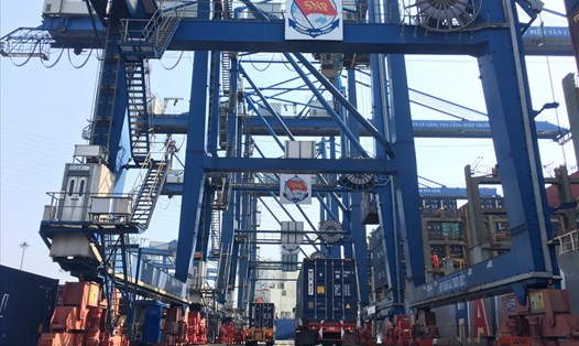 Làm hàng phục vụ xuất nhập khẩu tại cảng Tân Cảng - Cát Lái ngày 13.2 (mùng 2 Tết). Ảnh V.U