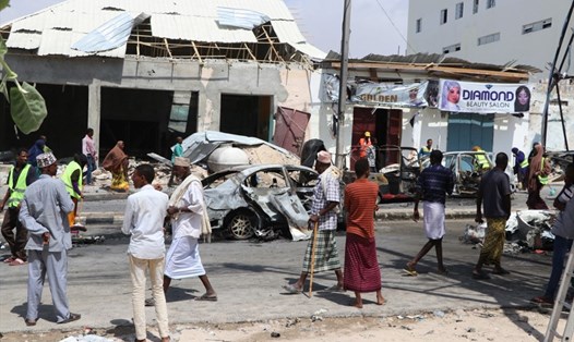 Hiện trường một vụ nổ bom xe gần tòa nhà quốc hội Somali ở Mogadishu, hôm 8.1.2020. Ảnh: AFP.
