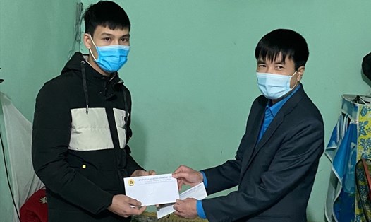 Lãnh đạo Liên đoàn Lao động tỉnh Bắc Ninh tặng quà tới công nhân nhà trọ không về quê ăn Tết. Ảnh: Nguyễn Phú Tuấn