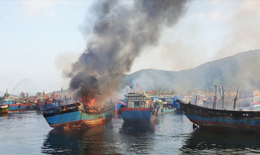 Cháy 3 tàu cá Bình Định neo đậu ở Âu thuyền Thọ Quang, Đà Nẵng. Ảnh: TT