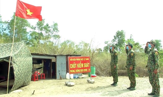 Người lính biên phòng nơi chốt kiểm soát dịch COVID-19 xã Ia Dom, huyện Đức Cơ, Gia Lai. Ảnh TT