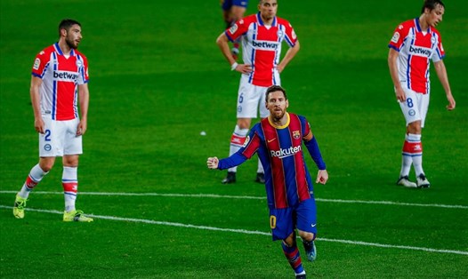 Lionel Messi lập cú đúp để có số bàn thắng từ những tình huống bóng sống bằng Cristiano Ronaldo. Ảnh: AFP