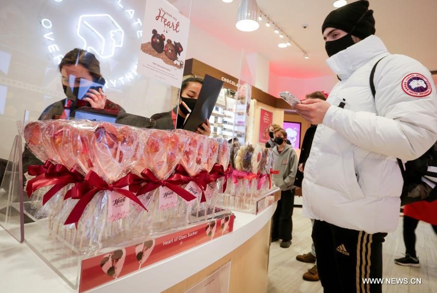 Chọn quà Valentine tại Vancouver, Canada. Ảnh: Xinhua