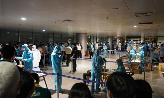 Lấy mẫu xét nghiệm COVID-19 cho nhân viên sân bay Tân Sơn Nhất hôm 6.2. Ảnh: Anh Tú