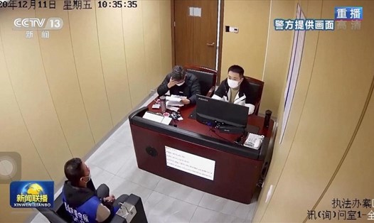 Giới chức Trung Quốc thẩm vấn nghi phạm bán vaccine giả. Ảnh: CCTV