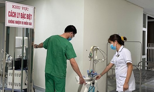 Các y, bác sĩ BVĐK TƯ Quảng Nam đưa máy móc vào cấp cứu bệnh nhân này. Ảnh: Bệnh viện