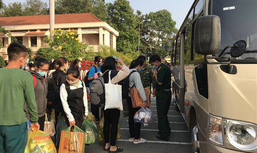 354 sinh viên và giảng viên ở Bình Dương được về nhà sau 14 ngày cách ly. Ảnh: Văn Hải