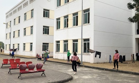 Công nhân Công ty Điện tử POYUN Việt Nam (TP.Chí Linh, Hải Dương) trong khu cách ly tại trường Trung cấp Nghề Việt Nam - Canada. Ảnh Bảo Hân