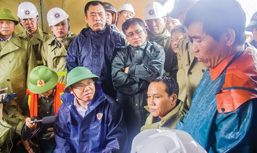 Anh Võ Văn Thụ (ngoài cùng bên phải) trình bày các phương án cứu nạn các thuyền viên tàu Vietship 01. Ảnh: Hồ Thanh Thọ