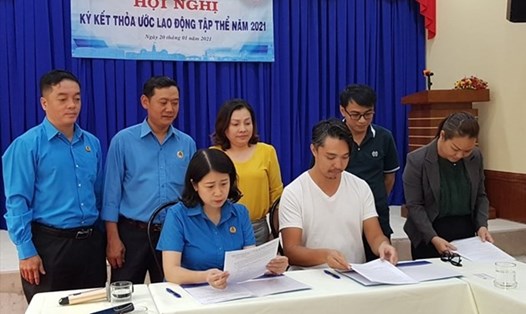 Đại diện LĐLĐ Quận 1 và Ban giám đốc Công ty TNHH Razona Việt Nam ký thỏa ước lao động tập thể. Ảnh: Nam Dương