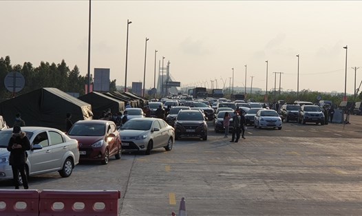Xe xếp hàng dài đợi làm thủ tục vào Quảng Ninh tại chốt kiểm soát Trạm thu phí cầu Bạch Đằng chiều 15.2.2021. Ảnh: Nguyễn Hùng