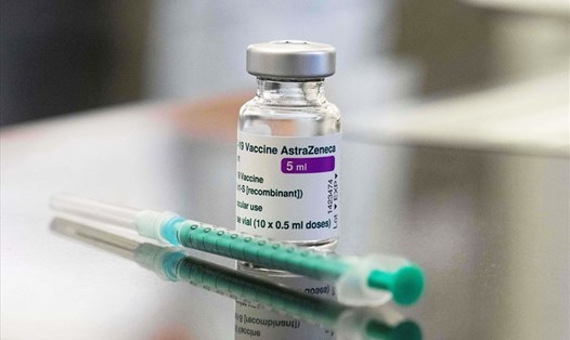 Vaccine COVID-19 của AstraZeneca/Oxford được WHO phê duyệt sử dụng khẩn cấp. Ảnh: AFP.