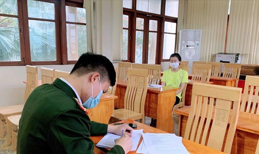 Công an Đông Triều (tỉnh Quảng Ninh) làm việc với nữ công nhân vượt sông từ Hải Dương sang Quảng Ninh trốn khai báo y tế. Ảnh: CTV