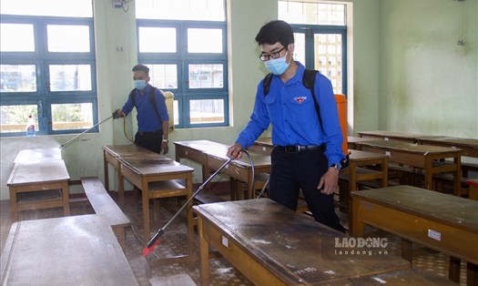 Đoàn viên thanh niên ở Bình Định phun thuốc khử trùng tại các phòng học. Ảnh: N.T