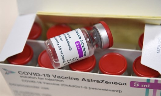 Vaccine COVID-19 của AstraZeneca vừa được WHO phê duyệt sử dụng khẩn cấp. Ảnh: AFP.