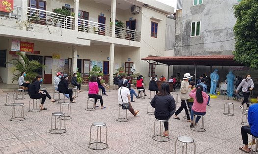 Công dân thực hiện khai báo tại Trạm Y tế thị trấn Thứa (Lương Tài, Bắc Ninh). Ảnh: Trạm y tế cung cấp