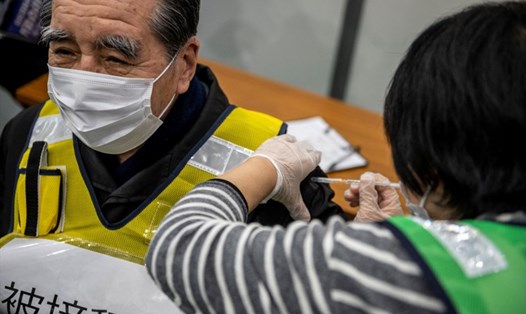Y tá tập tiêm cho một người đàn ông tham gia cuộc diễn tập tiêm vaccine COVID-19 ở Kawasaki, Nhật Bản, hôm 27.1. Ảnh: AFP.