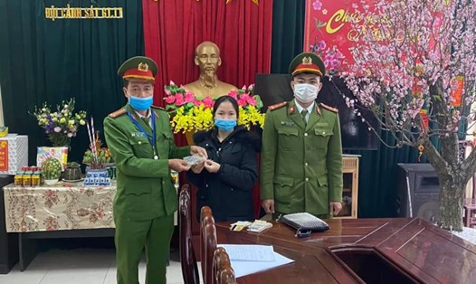 Công an TP Vinh (Nghệ An) đã tổ chức trao trả lại số tài sản bị đánh rơi cho chị Nguyễn Thị Ngà trú khối 9, thị trấn Đô Lương, Nghệ An. Ảnh: TT