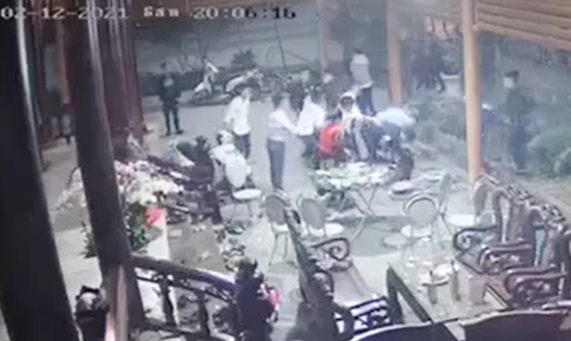 Hình ảnh nhóm côn đồ xông vào tấn công khiến 2 người bị thương ở thị trấn Hương Khê tối mùng 1 Tết. Ảnh cắt từ dữ liệu camera.