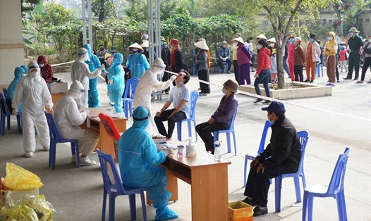 Lấy mẫu xét nghiệm COVID-19 cho người dân thị xã Đông Triều, tỉnh Quảng Ninh. Ảnh: Nguyễn Hùng
